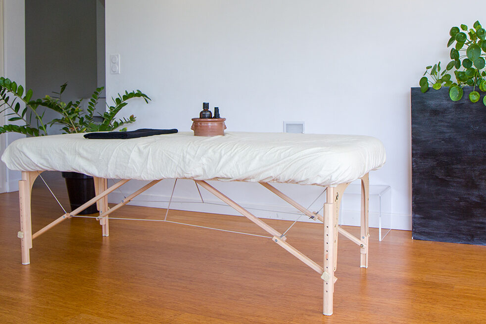 Table de massage pliante dans une cabine lumineuse à louer