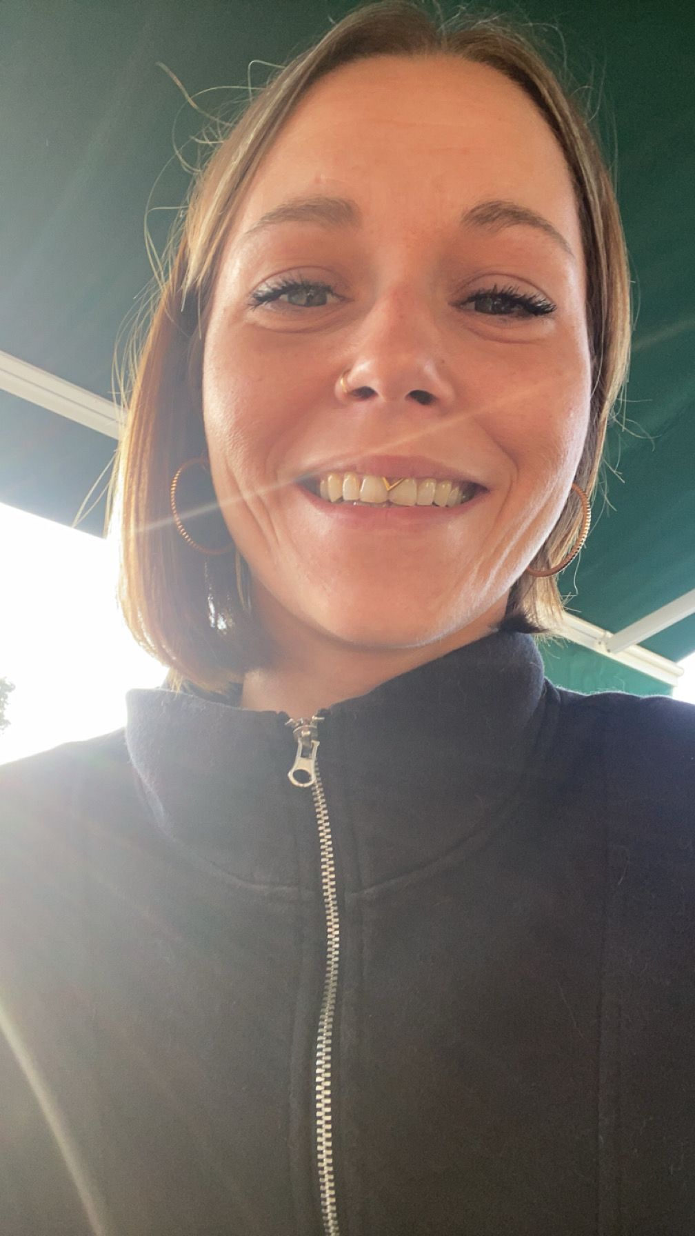 Portrait de Julie, prothésiste ongulaire — Lily Nails